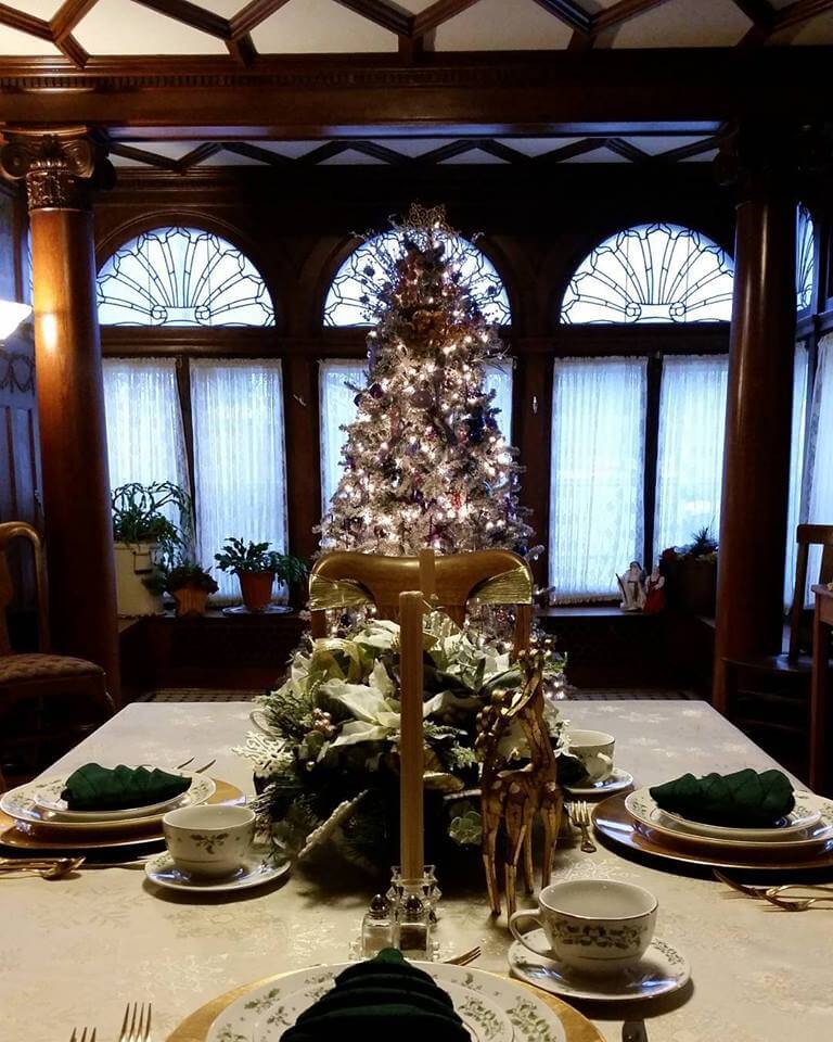 DISCOVER AUSTIN MN | Candlelight, Cocktails, & Caroling