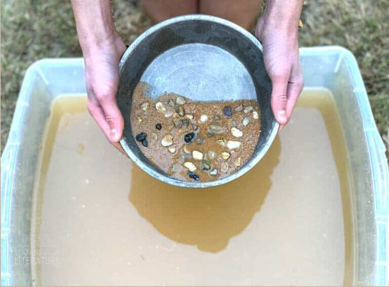 THE SCIENCE CREW | Panning for Gold in the Classroom!
